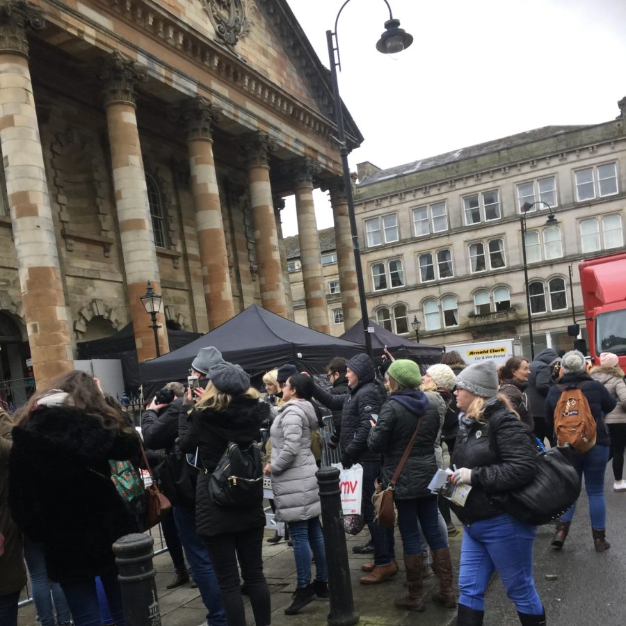 outlander fandom, outlander fans waiting for cast in Glasglow