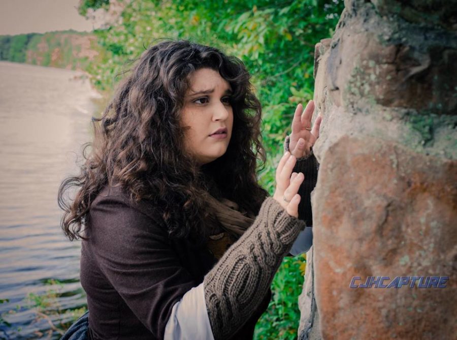 outlander cosplaying, reeneacting Claire at the stones
