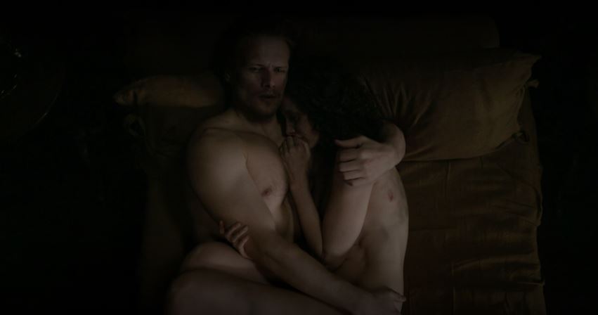 jamie holding claire, outlander season 5 finale