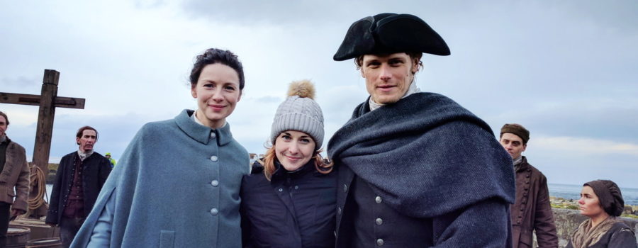 oulander photogprapher aimee spinks with caitriona balfe and sam heughan