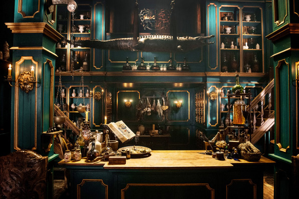 rewatch outlander season 2, master raymond, apothecary