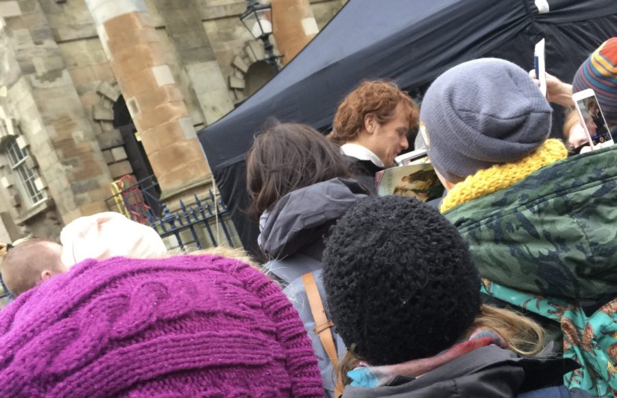 outlander fandom, sam heughan giving autographs to fans