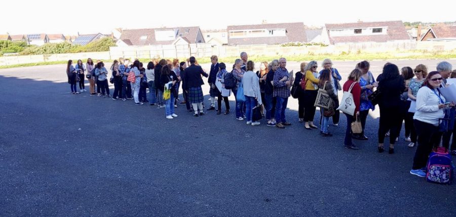 oulander fandom, The queue was REALLY long waiting to get an autograph from Caitriona Balfe at Highlanders 2,