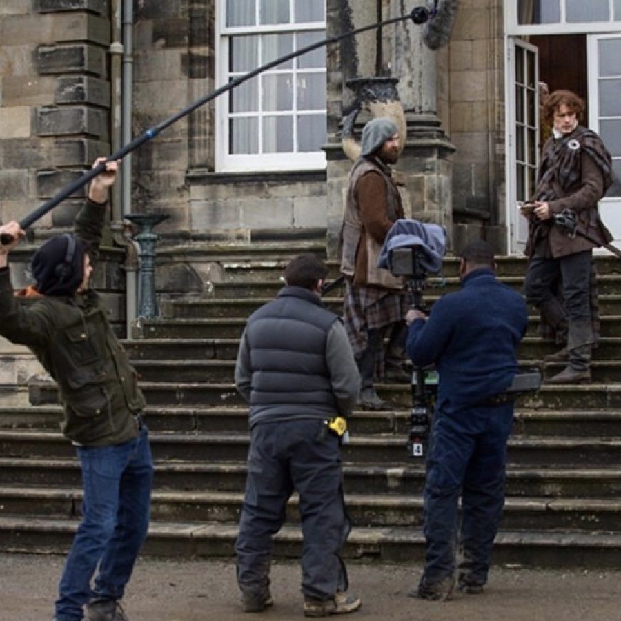 outlander updates, hopetoun house and Diana Gabaldon event, Jamie and Murtagh brush past the MacDonalds on the rear steps of Hopetoun House