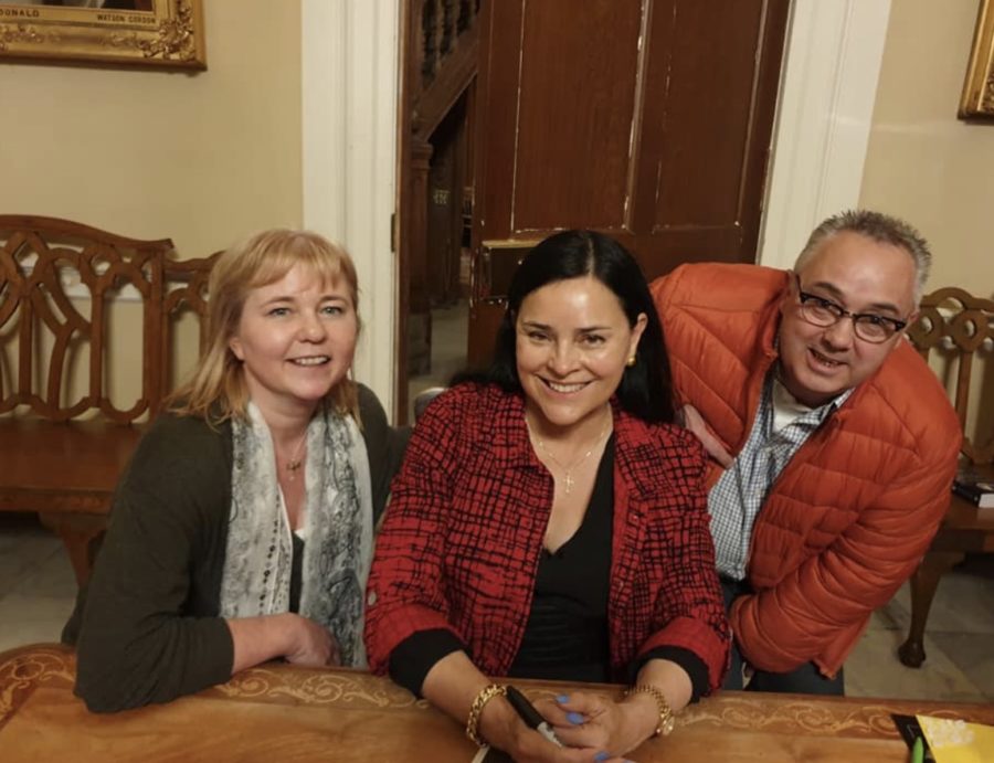 outlander updates, diana gabaldon with fans at Thistle award