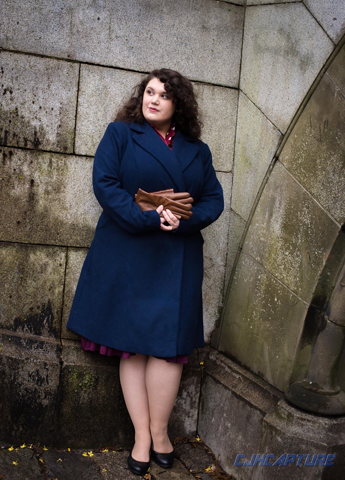 outlander cosplaying, reenacting Claire in Outlander