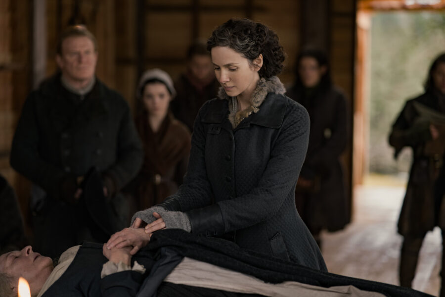 Claire examine Mrs. Wilson.